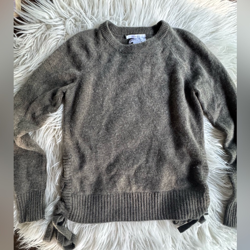 Nordstrom olive Cashmere Sweater Size S
Side lace up